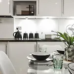 West End - Sleeps 5 - Amazing Location