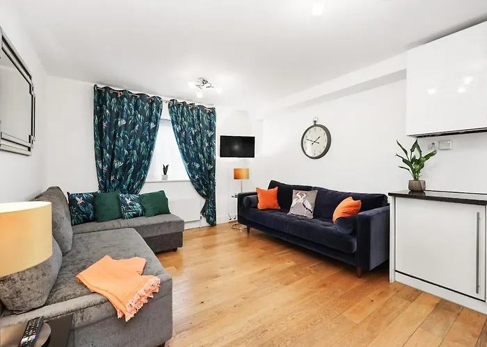 West End - Sleeps 5 - Amazing Location