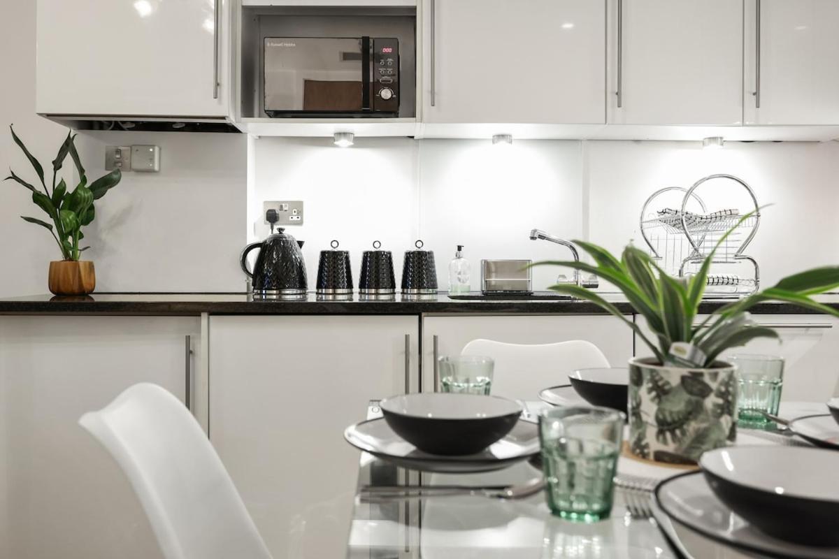 Apartment West End - Sleeps 5 - Amazing Location