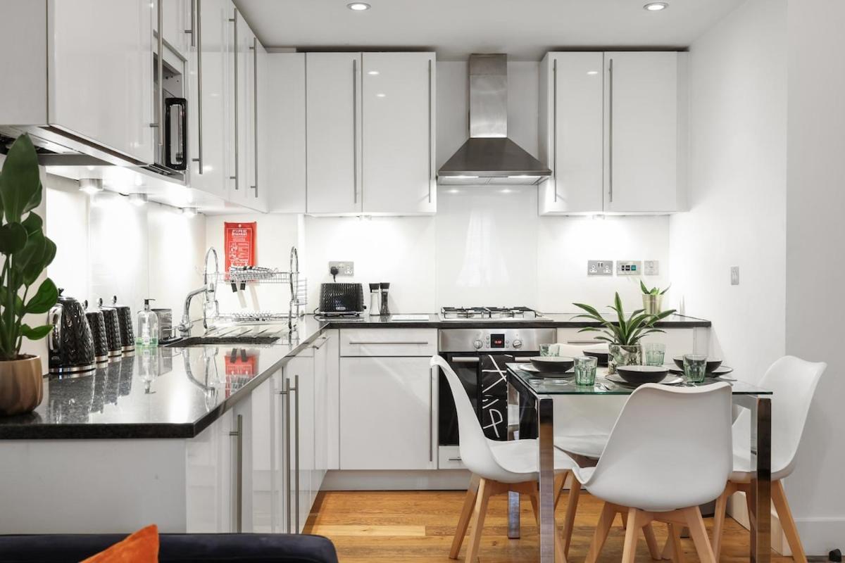 Apartment West End - Sleeps 5 - Amazing Location *