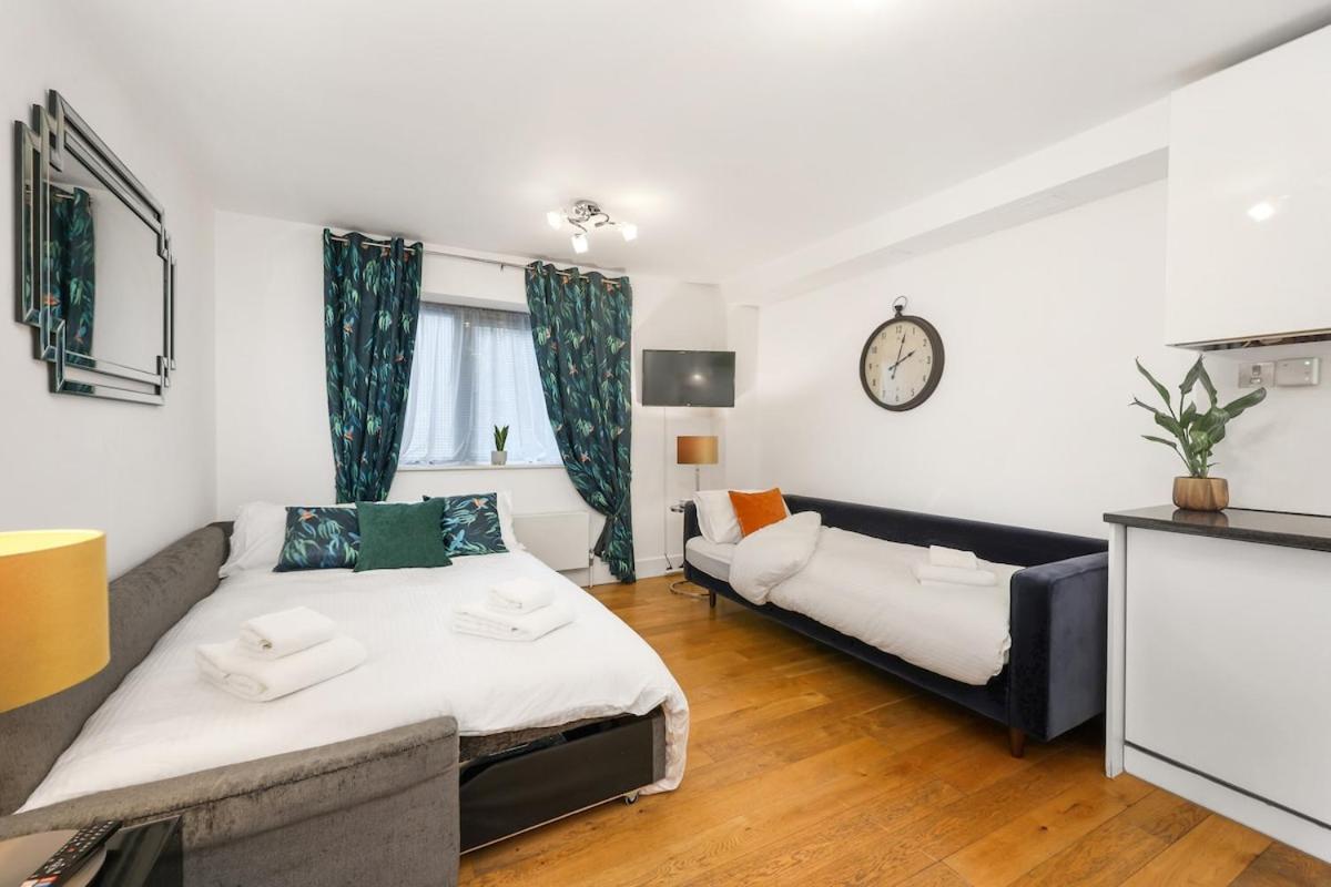 West End - Sleeps 5 - Amazing Location Apartment
