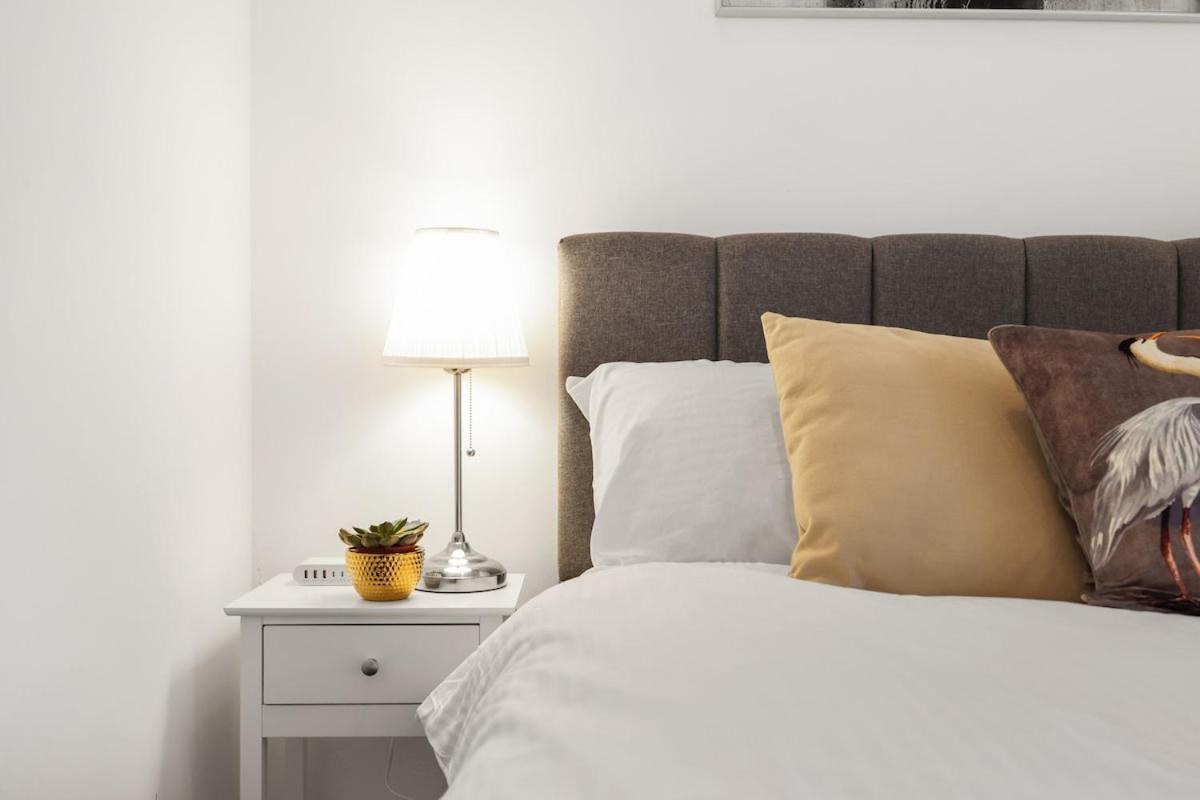 Apartment West End - Sleeps 5 - Amazing Location *