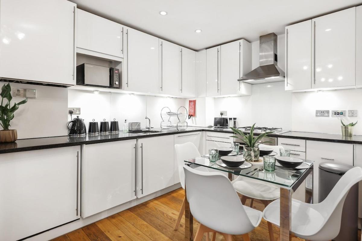 West End - Sleeps 5 - Amazing Location Apartment London