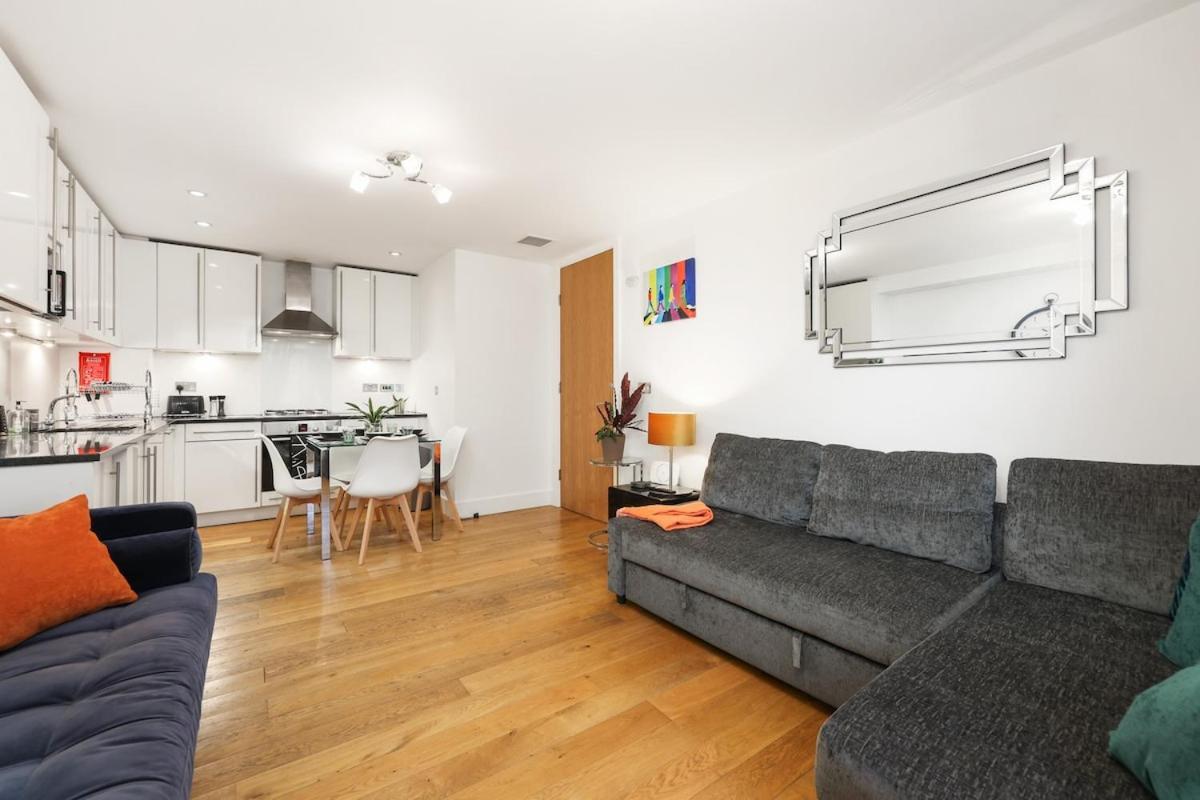West End - Sleeps 5 - Amazing Location Apartment